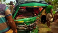 নওগাঁর মান্দায় সড়ক দুর্ঘটনায় মা-ছেলে নিহ...